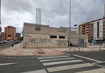 Antivacunas vandalizan la fachada del centro de salud Miranda Este