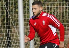 Shon Weissman, en un entrenamiento del Granada.