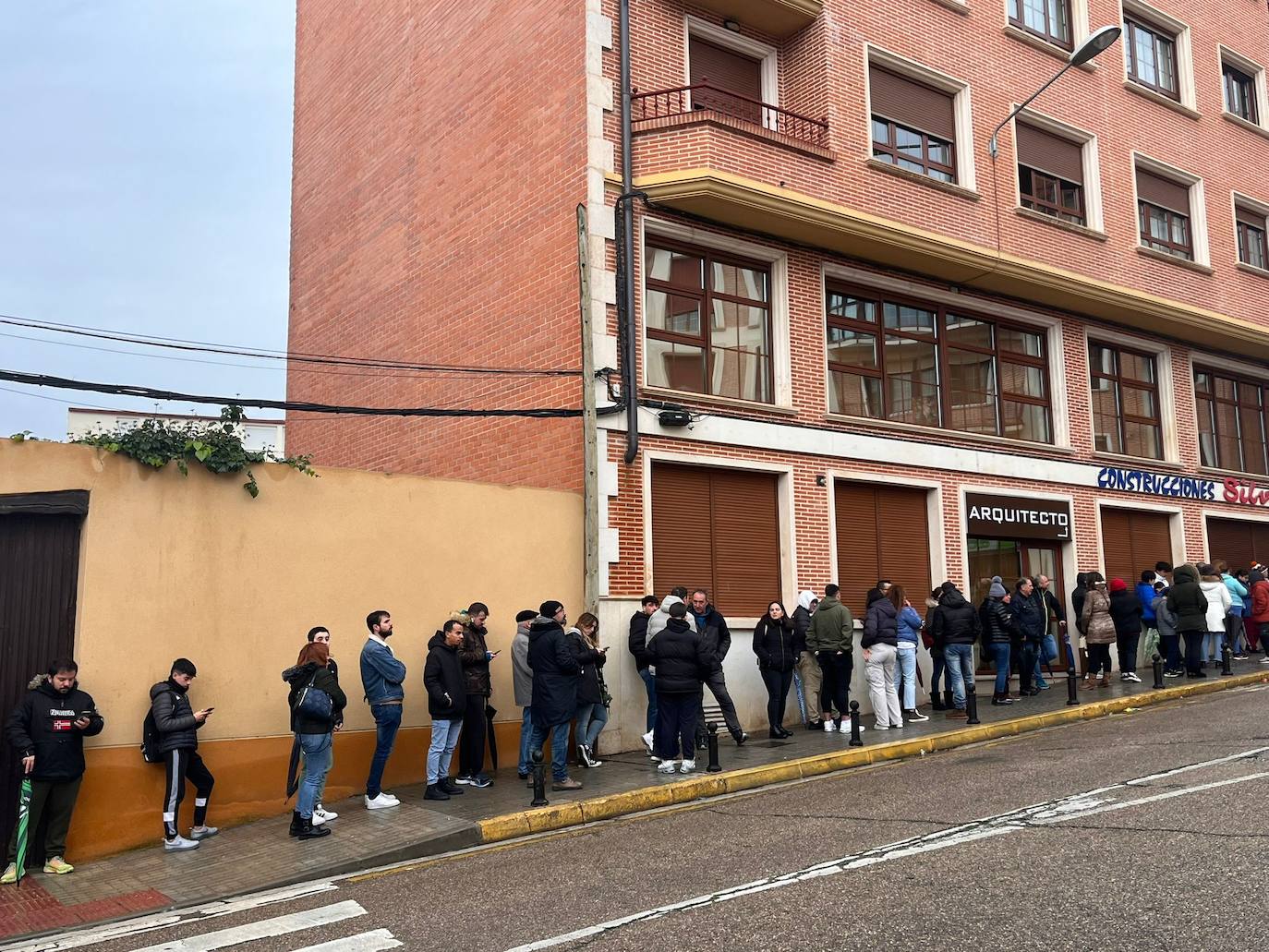 Colas para hacerse con la entrada para ver al Real Madrid en Aranda