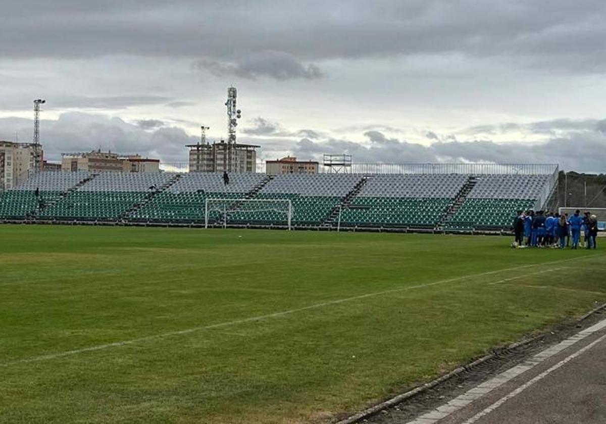 Gradas portátiles en el estadio de la Arandina CF.