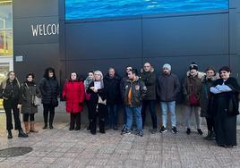 Los afectados por el cierre de la empresa se han concentrado hoy junto al centro comercial camino de la Plata.