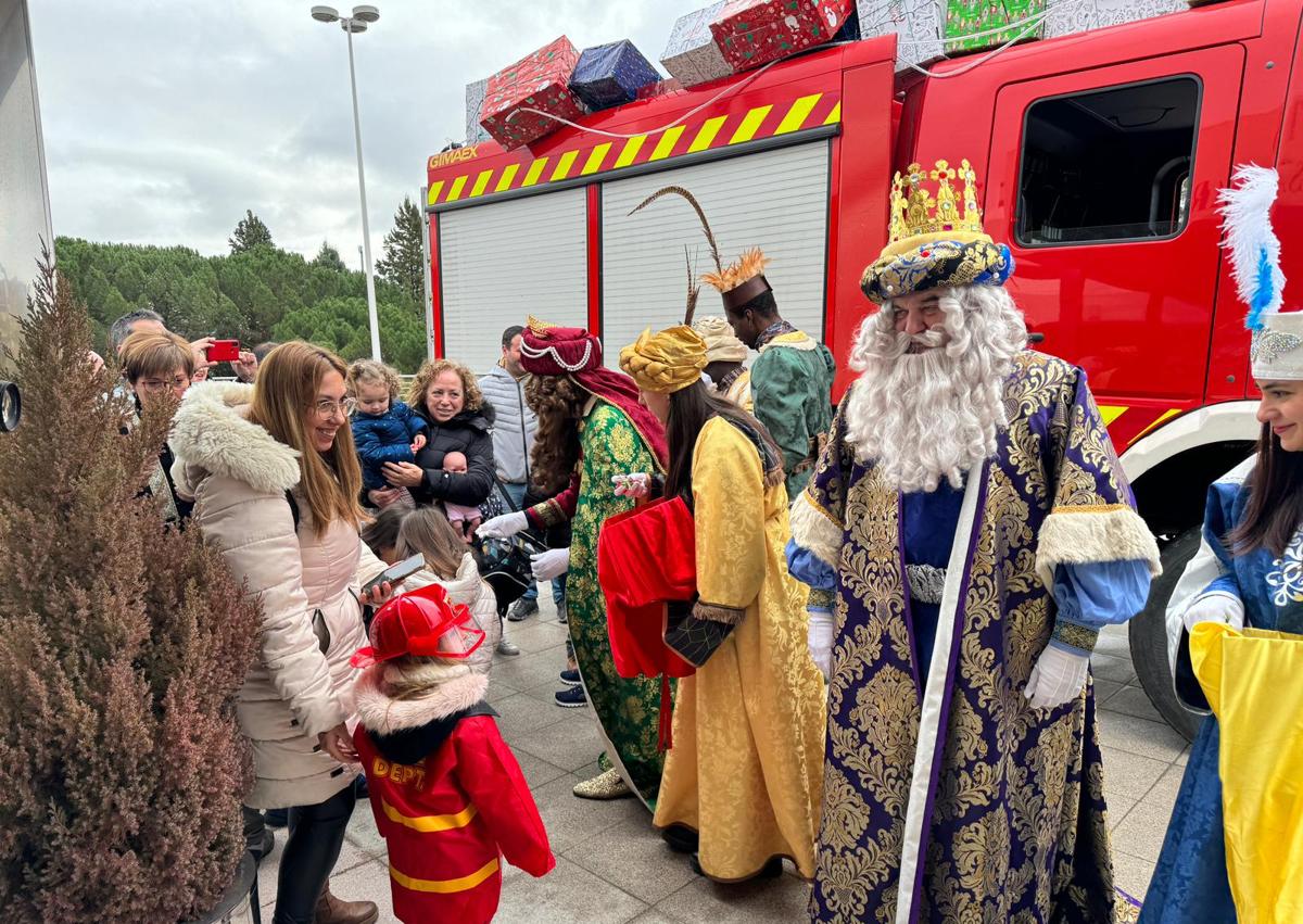 Imagen secundaria 1 - Los Reyes Magos ya reparten ilusión en Burgos