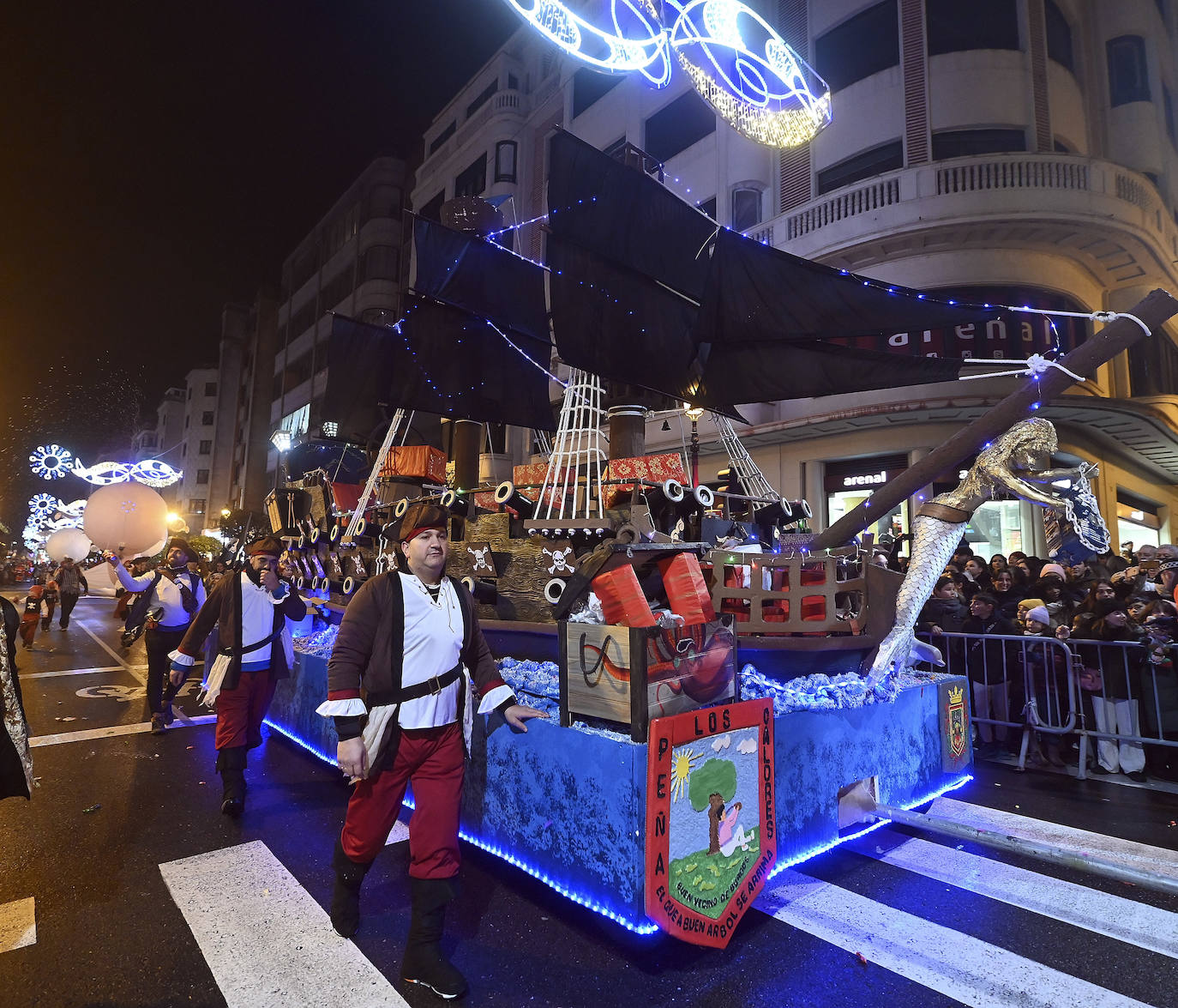 Los Reyes reparten ilusión por las calles de Burgos