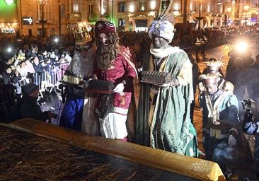 La lluvia no puede con la ilusión de los Reyes en Burgos