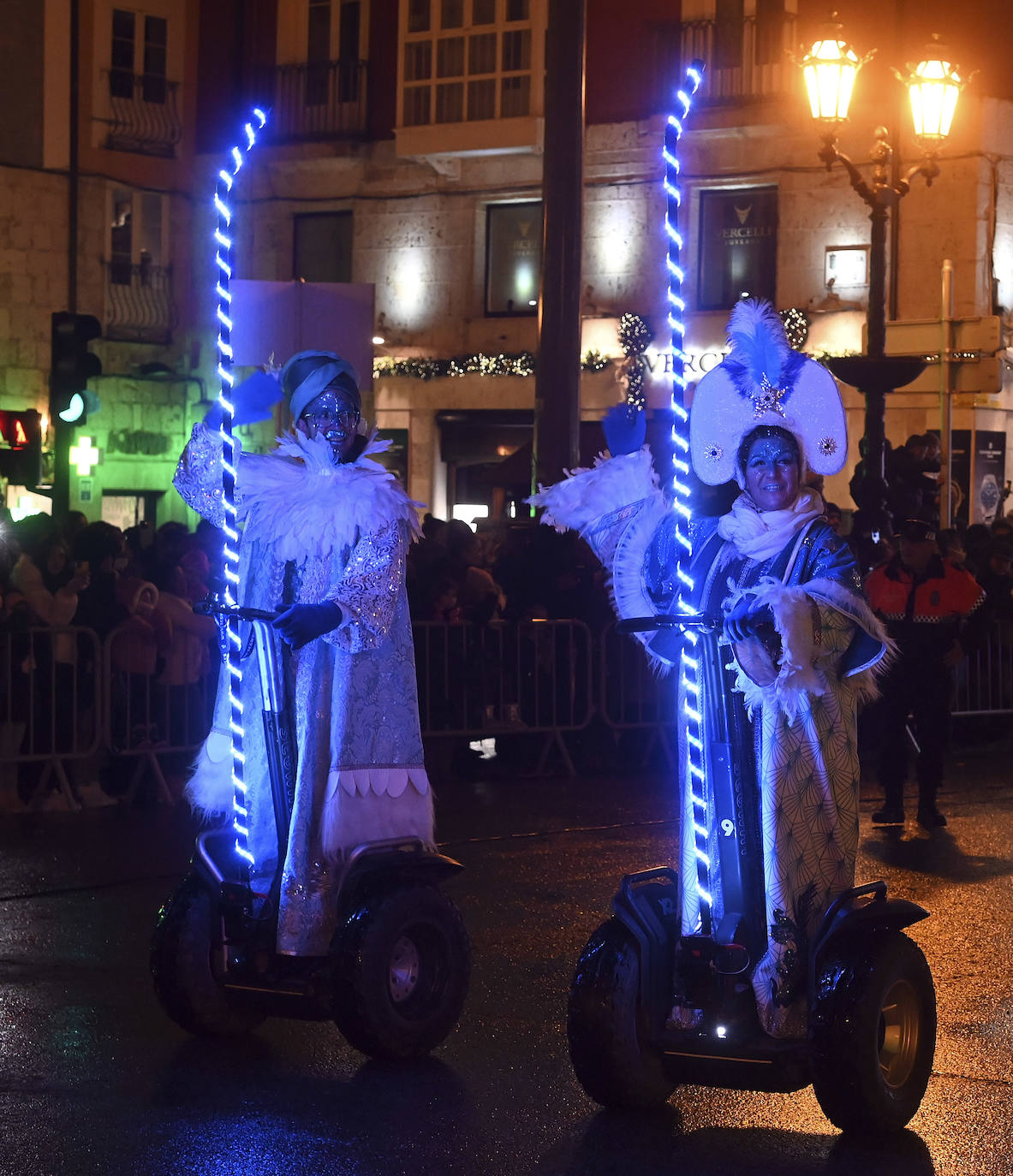 Los Reyes reparten ilusión por las calles de Burgos