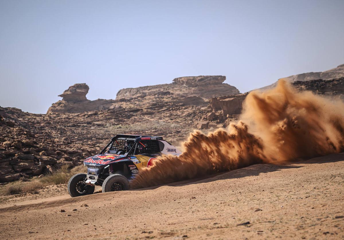 Cristina Gutiérrez, con su coche por las piedras.