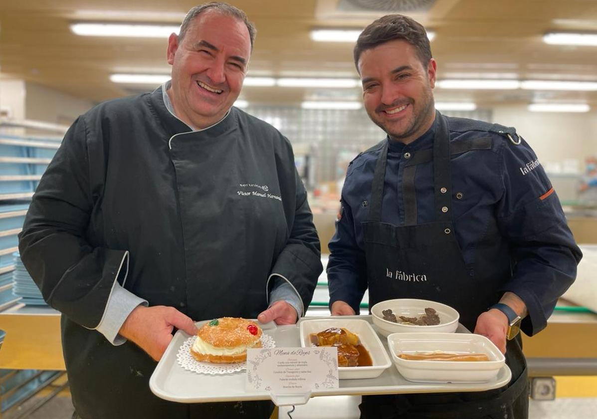 Ricardo Temiño (drch), junto al jefe de cocina del HUBU, Víctor Manuel Hernando.