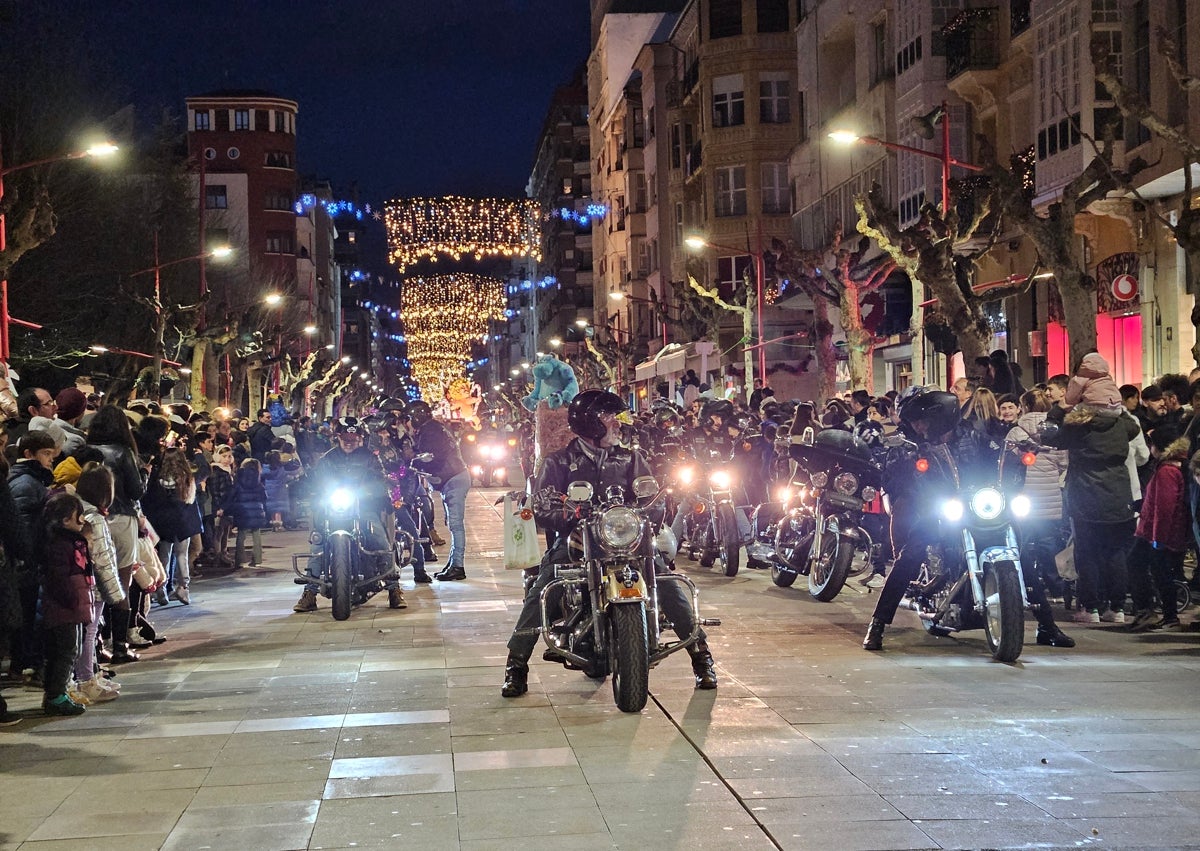 Imagen secundaria 1 - La Banda y los moteros escoltaron a los Reyes Magos