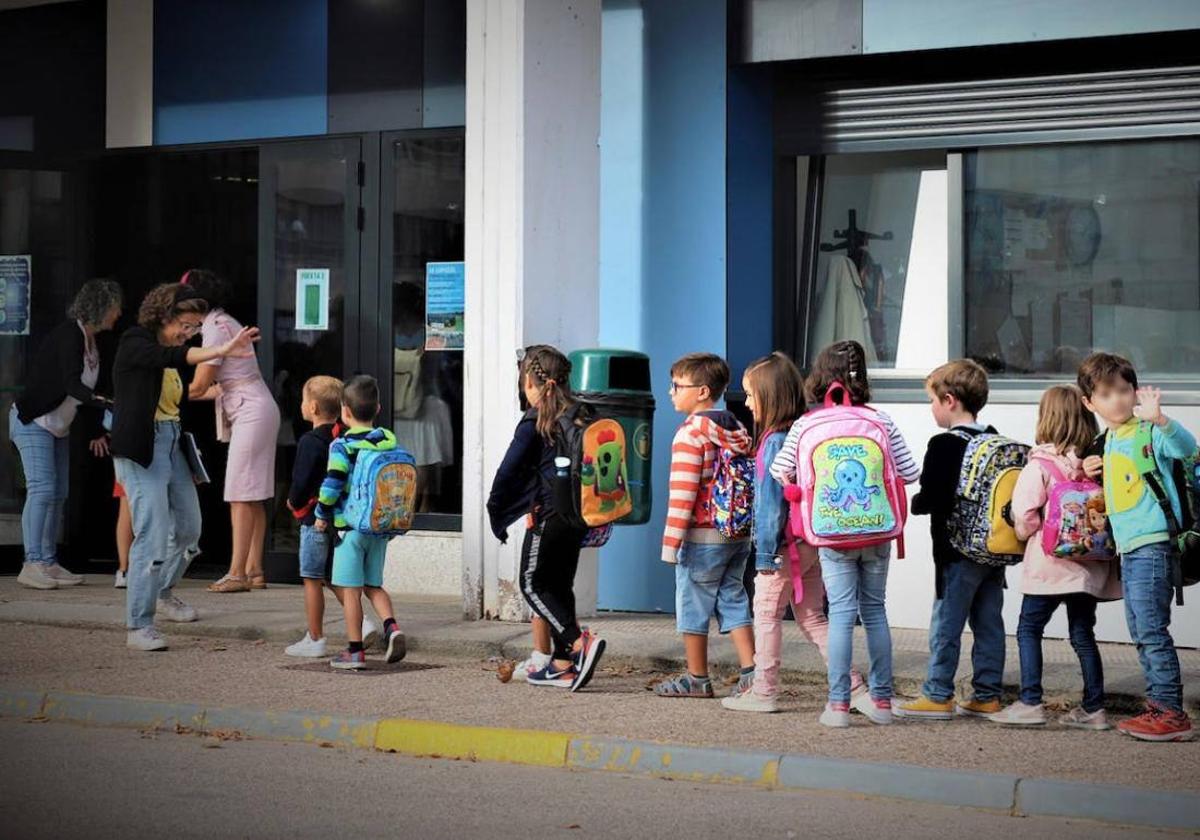 Escolares a la puerta de su colegio.