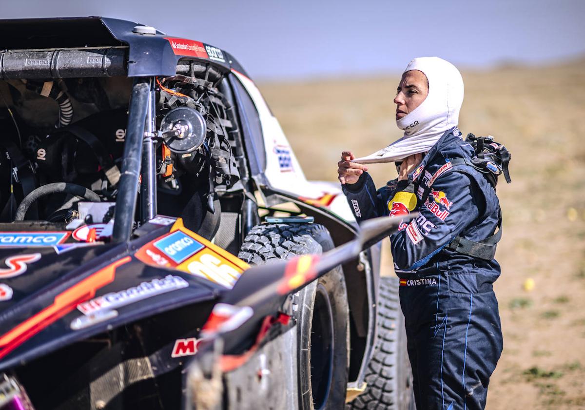 Imagen principal - La pilota Cristina Gutiérrez en el Rally Dakar. 