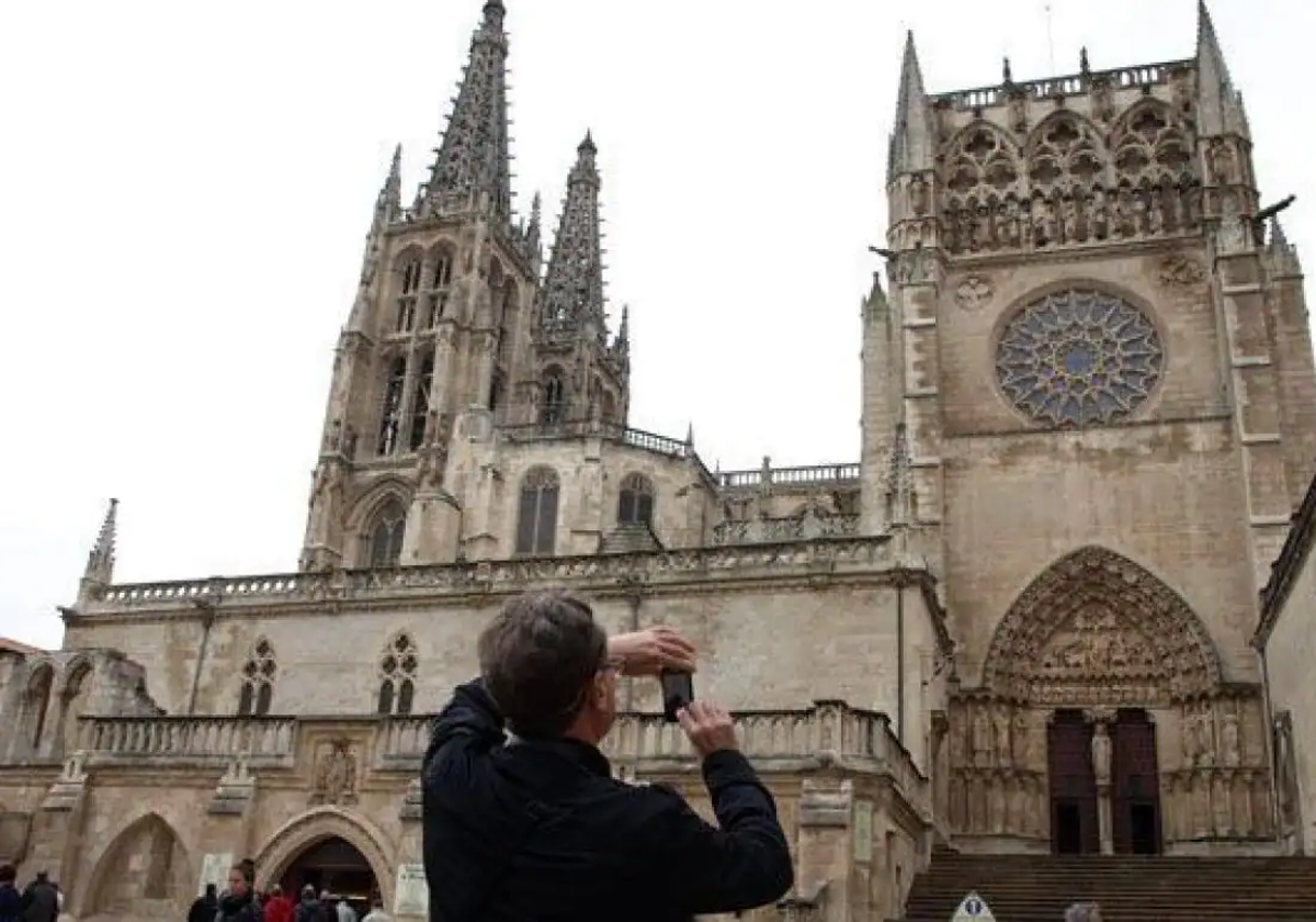 Un turista fotografía la Catedral de Burgos.