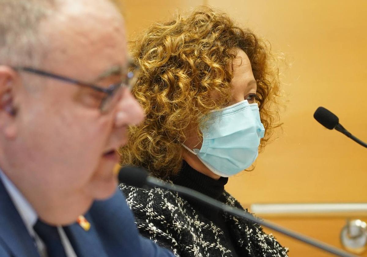 El consejero de Sanidad, Alejandro Vázquez, y la directora de Asistencia Sanitaria, Silvia Fernández.