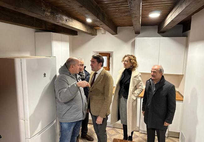 Visita de Suárez-Quiñones a la vivienda rehabilitada en Hontanas.