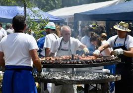 Socios de una peña el Día del Parral preparando las viandas