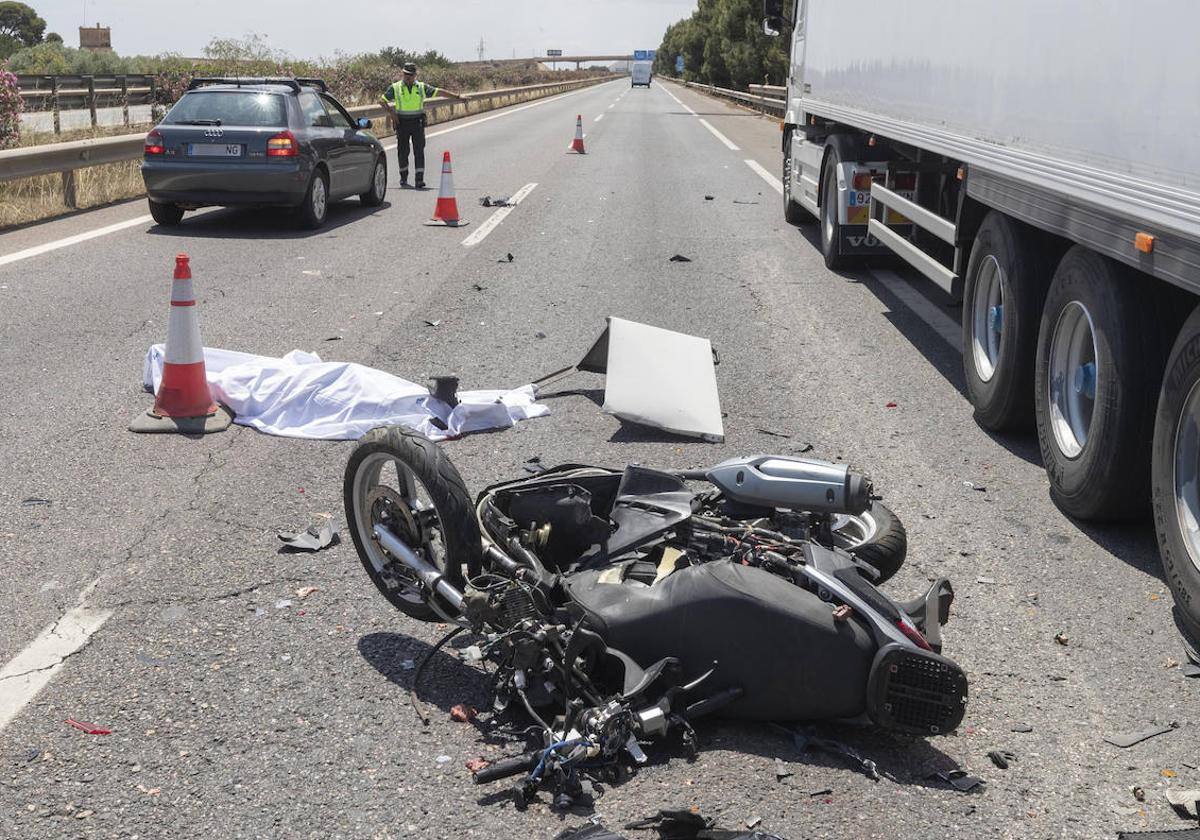 Estado de una moto tras un accidente de tráfico.