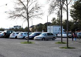 En la actualidad hay un aparcamiento de unas 185 plazas cerca del colegio y la escuela infantil.