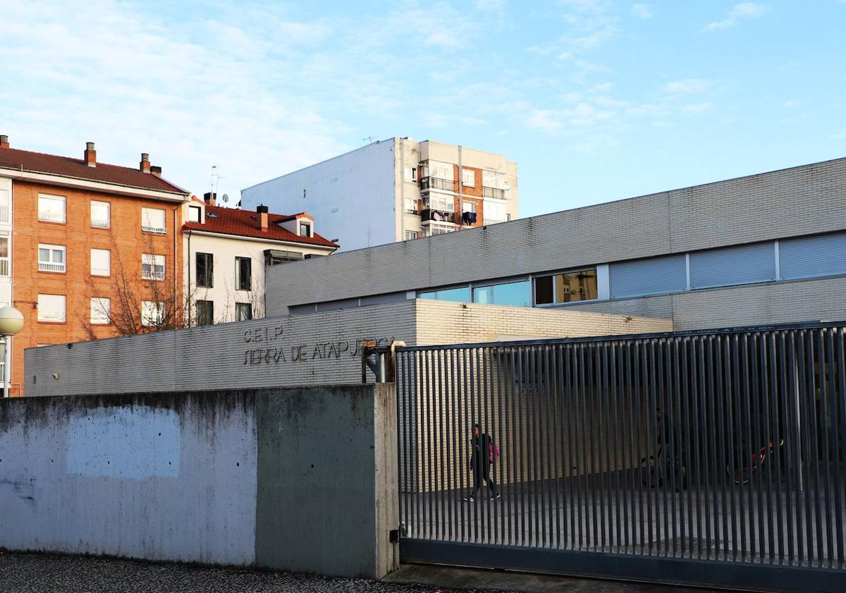 Imagen principal - Frente al colegio hay un aparcamiento en superficie. 