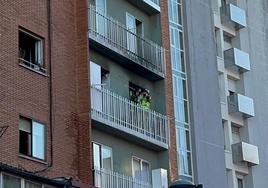 Bomberos en el balcón de la vivienda afectada por el incendio.