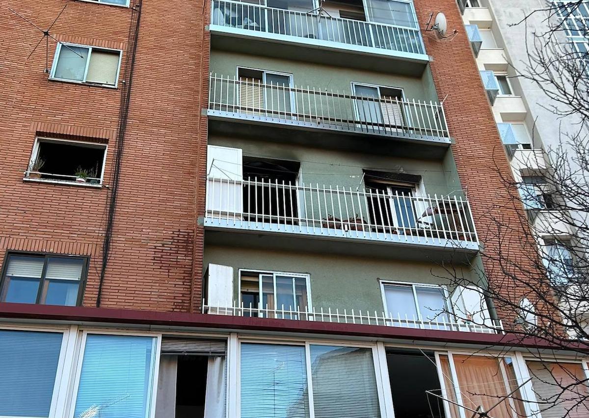 Imagen secundaria 1 - Traseras del edificio desde cuya ventana se ha descolgado la cuidadora huyendo del incendio.