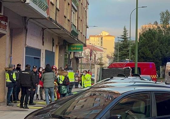 Policía, sanitarios y bomberos en el portal número 4 de Calleja y Zurita de Burgos.