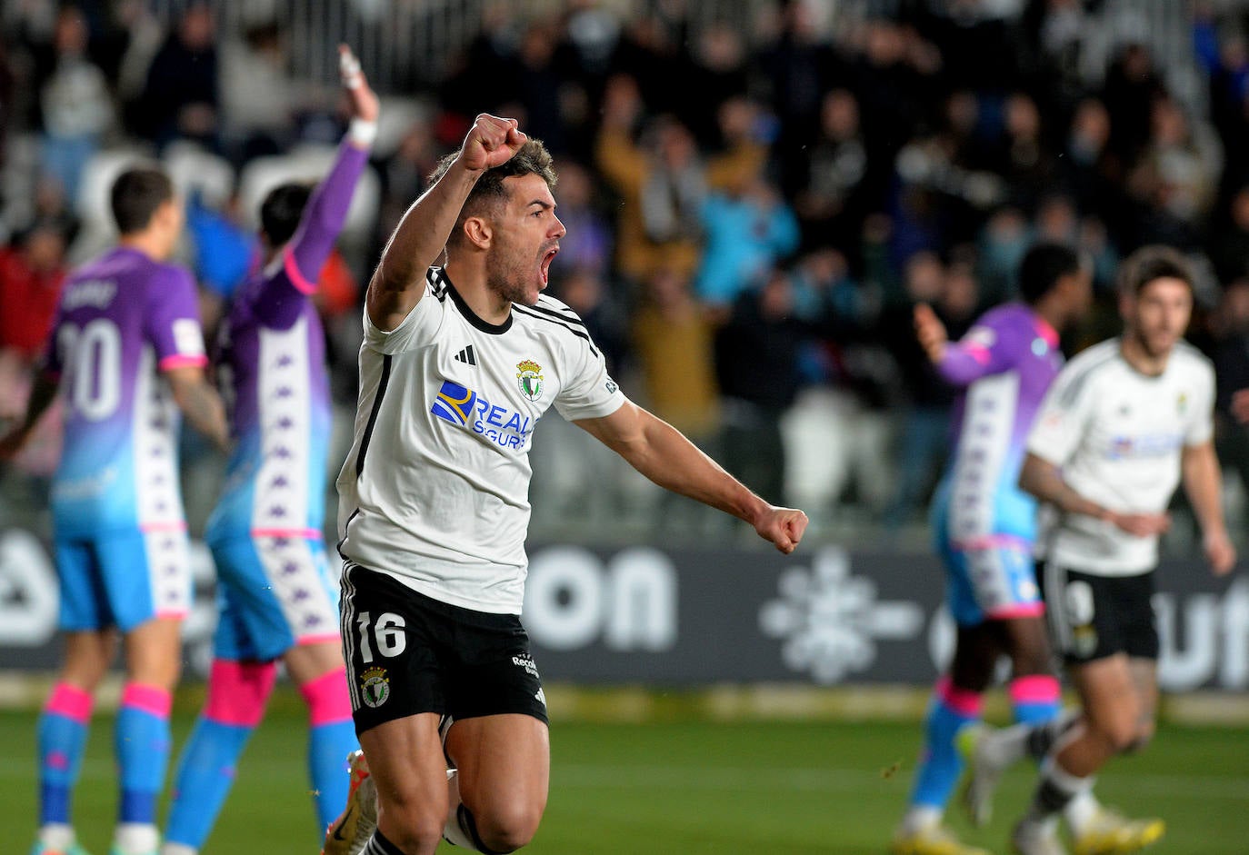 La victoria del Burgos CF en el derbi castellano, en imágenes