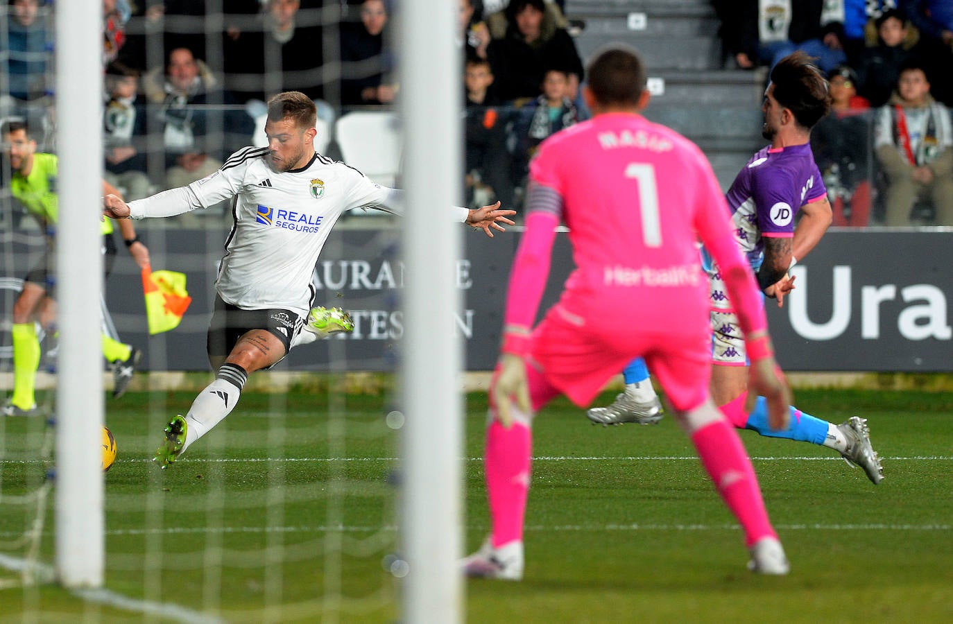 La victoria del Burgos CF en el derbi castellano, en imágenes