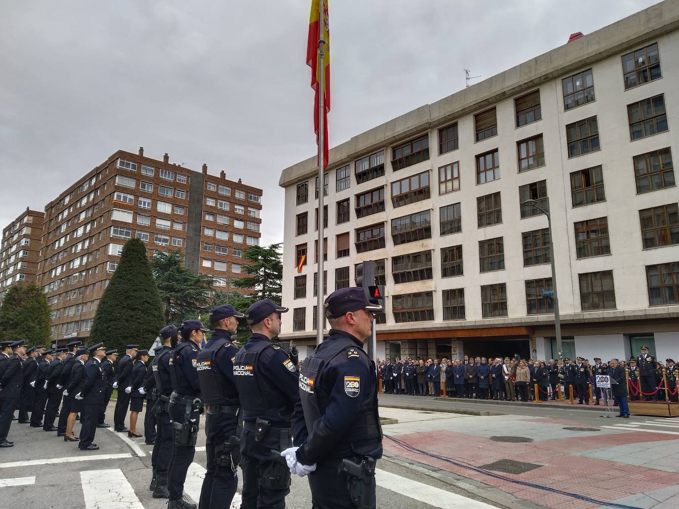 El izado de bandera en Burgos por el bicentenario de la Policía Nacional, en imágenes