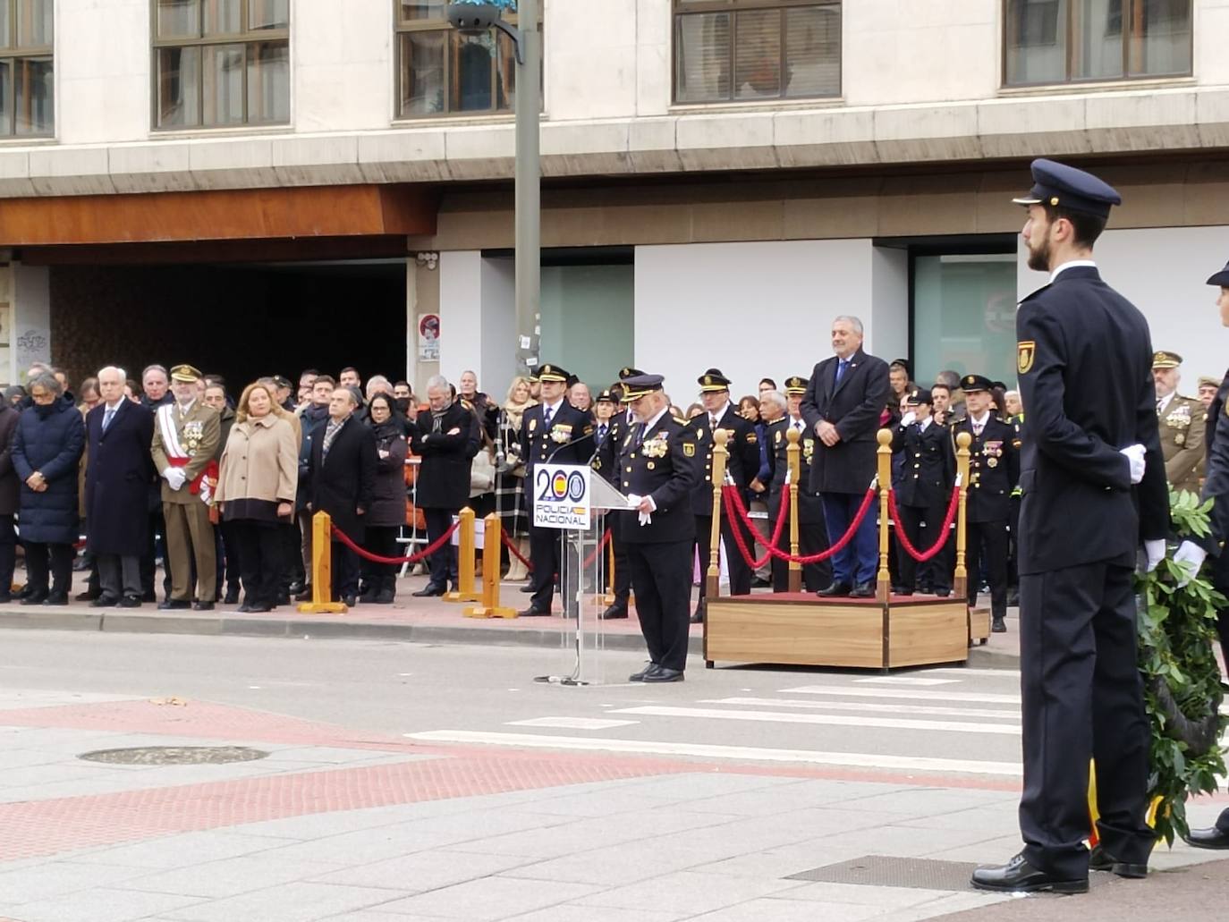 El izado de bandera en Burgos por el bicentenario de la Policía Nacional, en imágenes