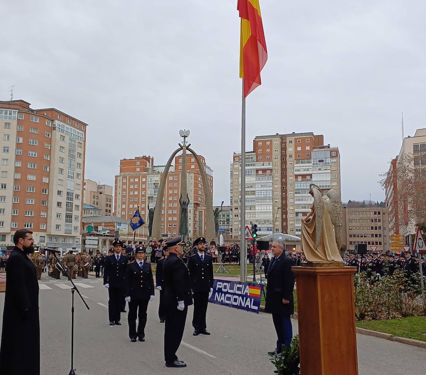 El izado de bandera en Burgos por el bicentenario de la Policía Nacional, en imágenes