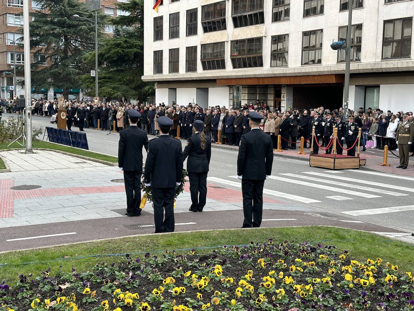 El izado de bandera en Burgos por el bicentenario de la Policía Nacional, en imágenes