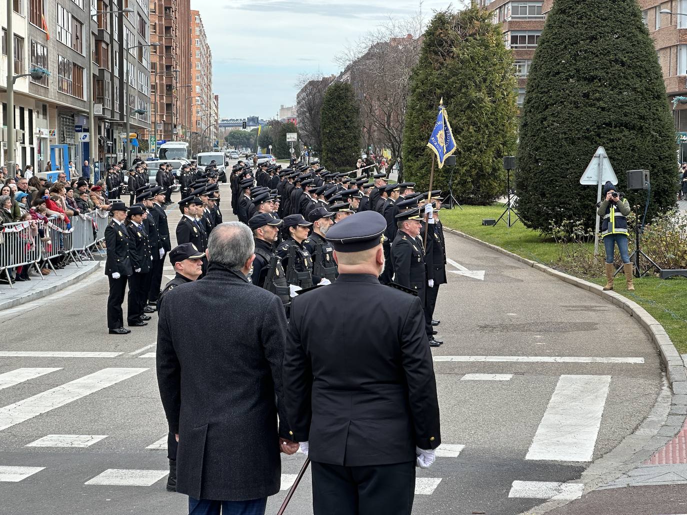 El izado de bandera en Burgos por el bicentenario de la Policía Nacional, en imágenes