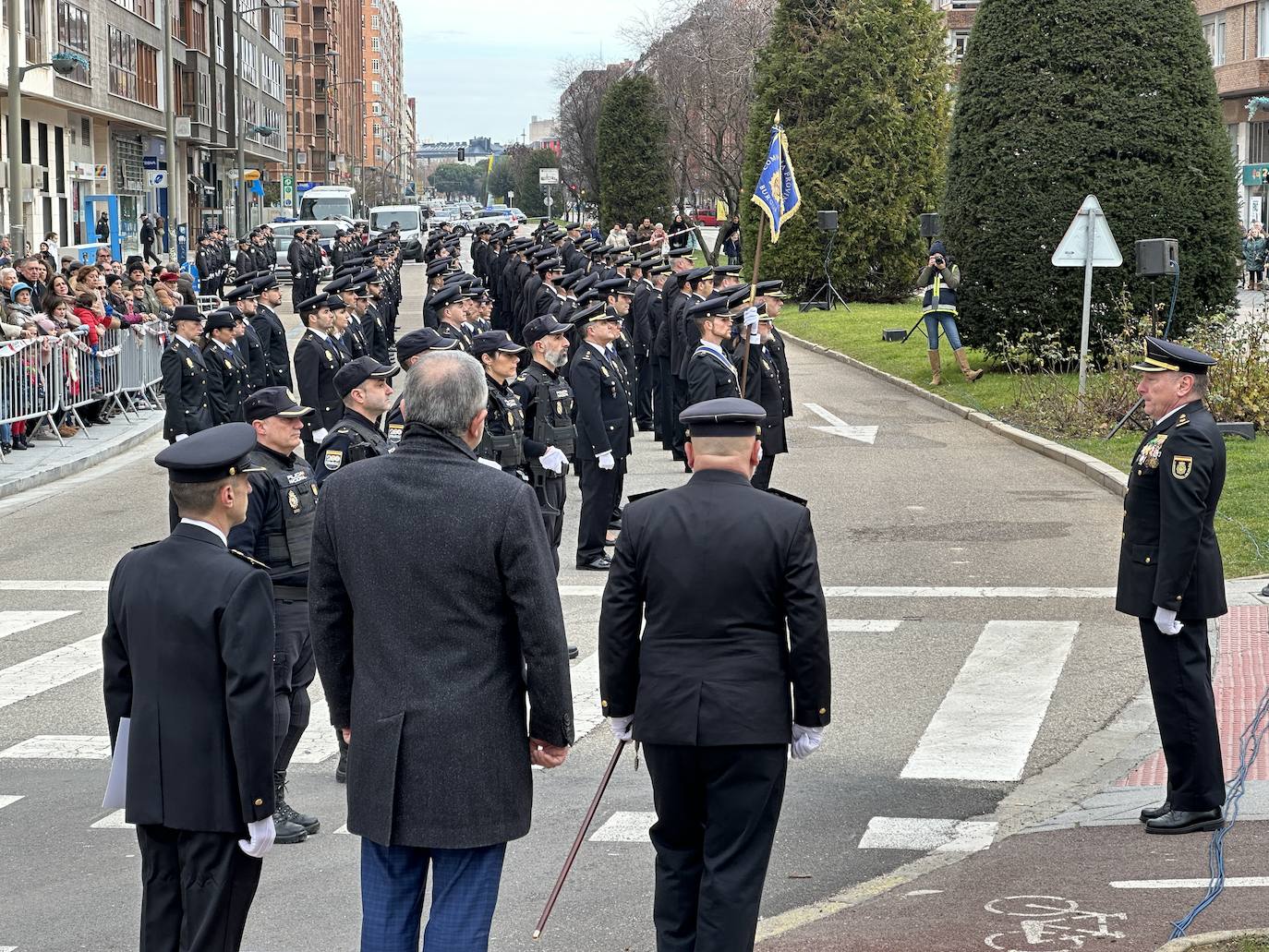 El izado de bandera en Burgos por el bicentenario de la Policía Nacional, en imágenes