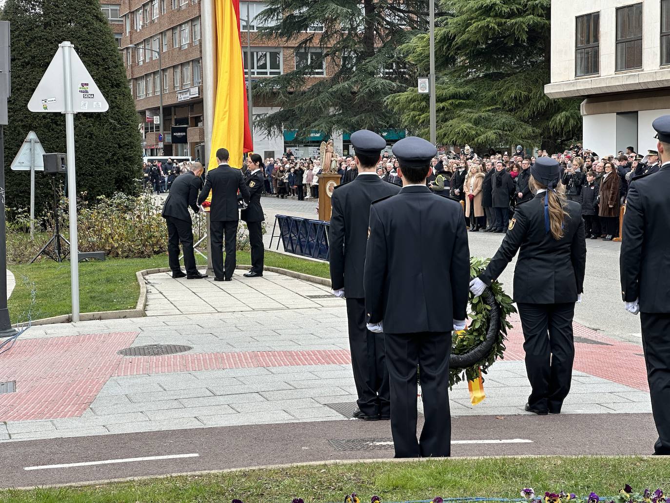 El izado de bandera en Burgos por el bicentenario de la Policía Nacional, en imágenes