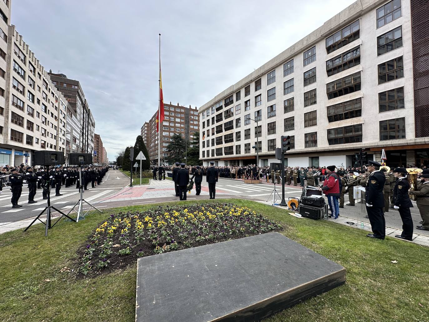 El izado de bandera en Burgos por el bicentenario de la Policía Nacional, en imágenes