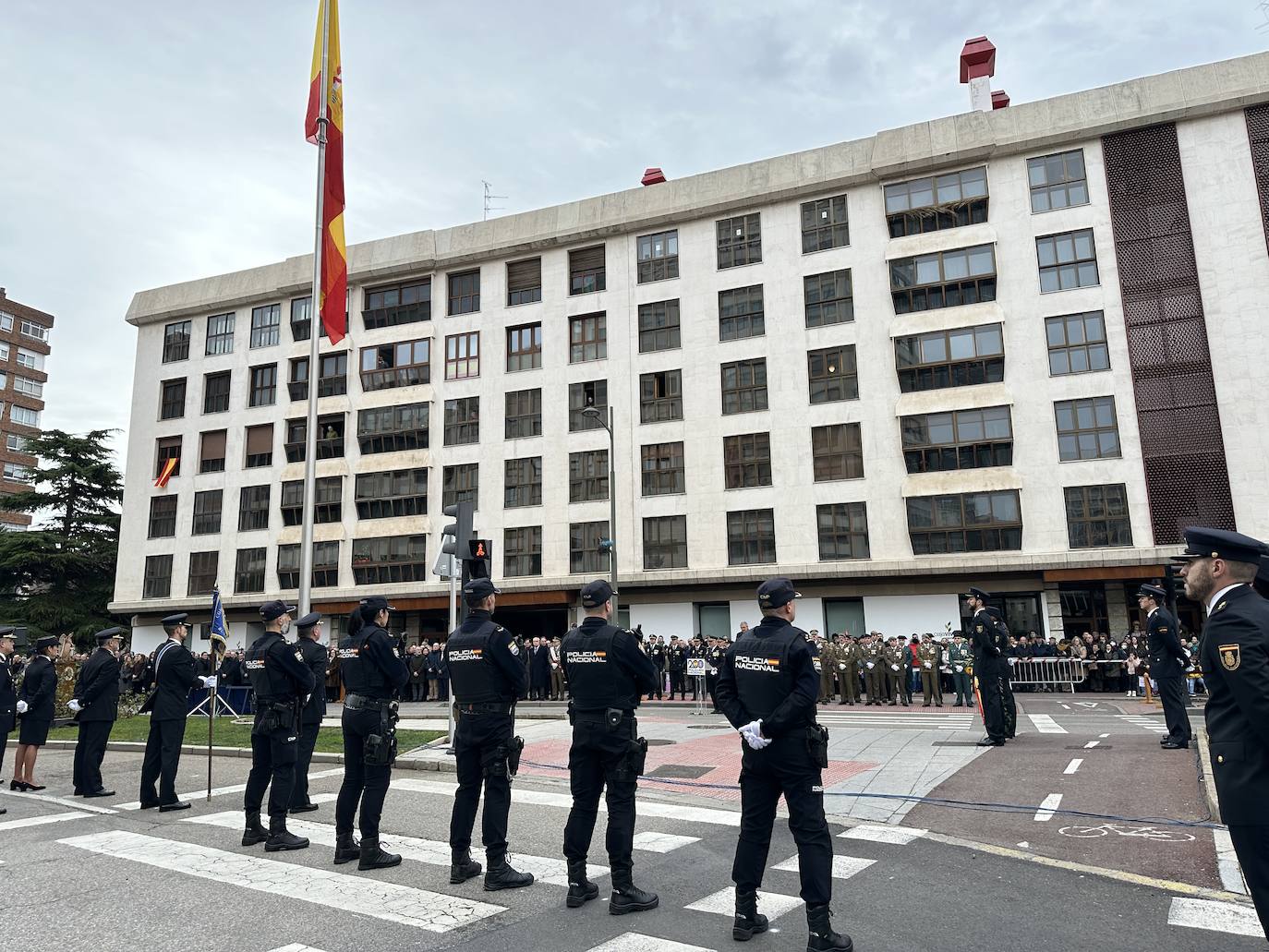 El izado de bandera en Burgos por el bicentenario de la Policía Nacional, en imágenes