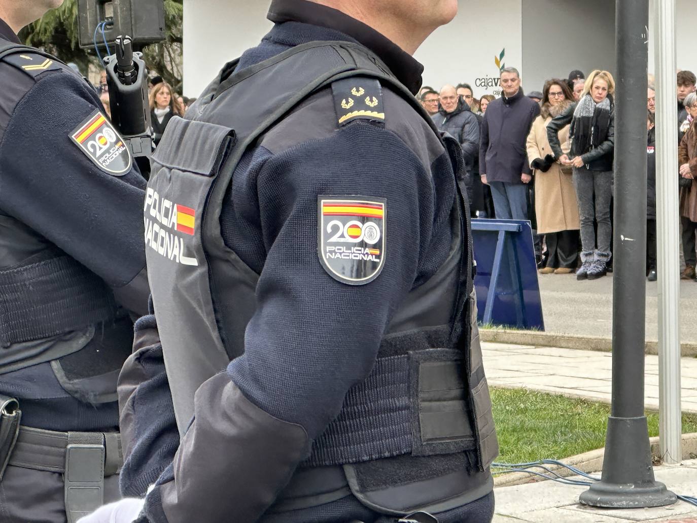 El izado de bandera en Burgos por el bicentenario de la Policía Nacional, en imágenes