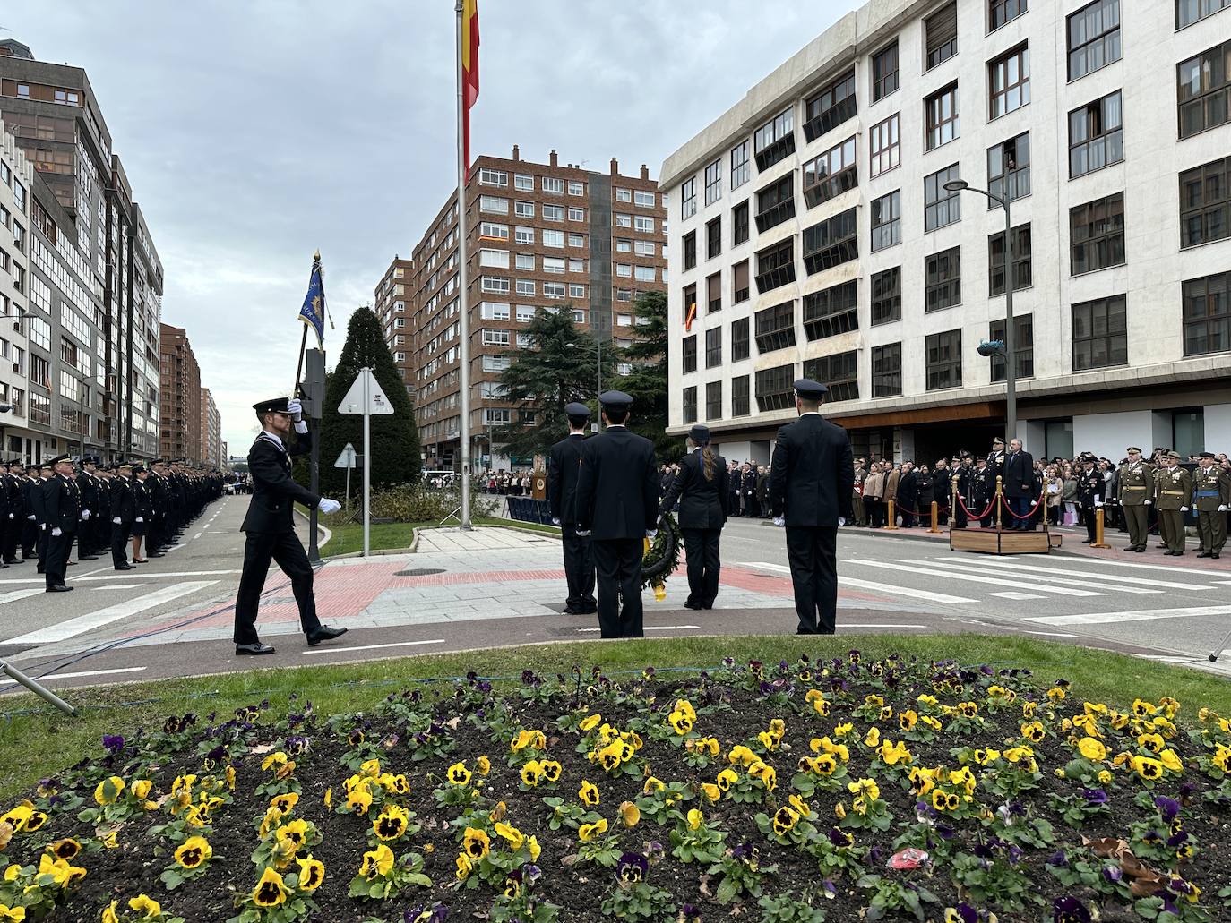 El izado de bandera en Burgos por el bicentenario de la Policía Nacional, en imágenes