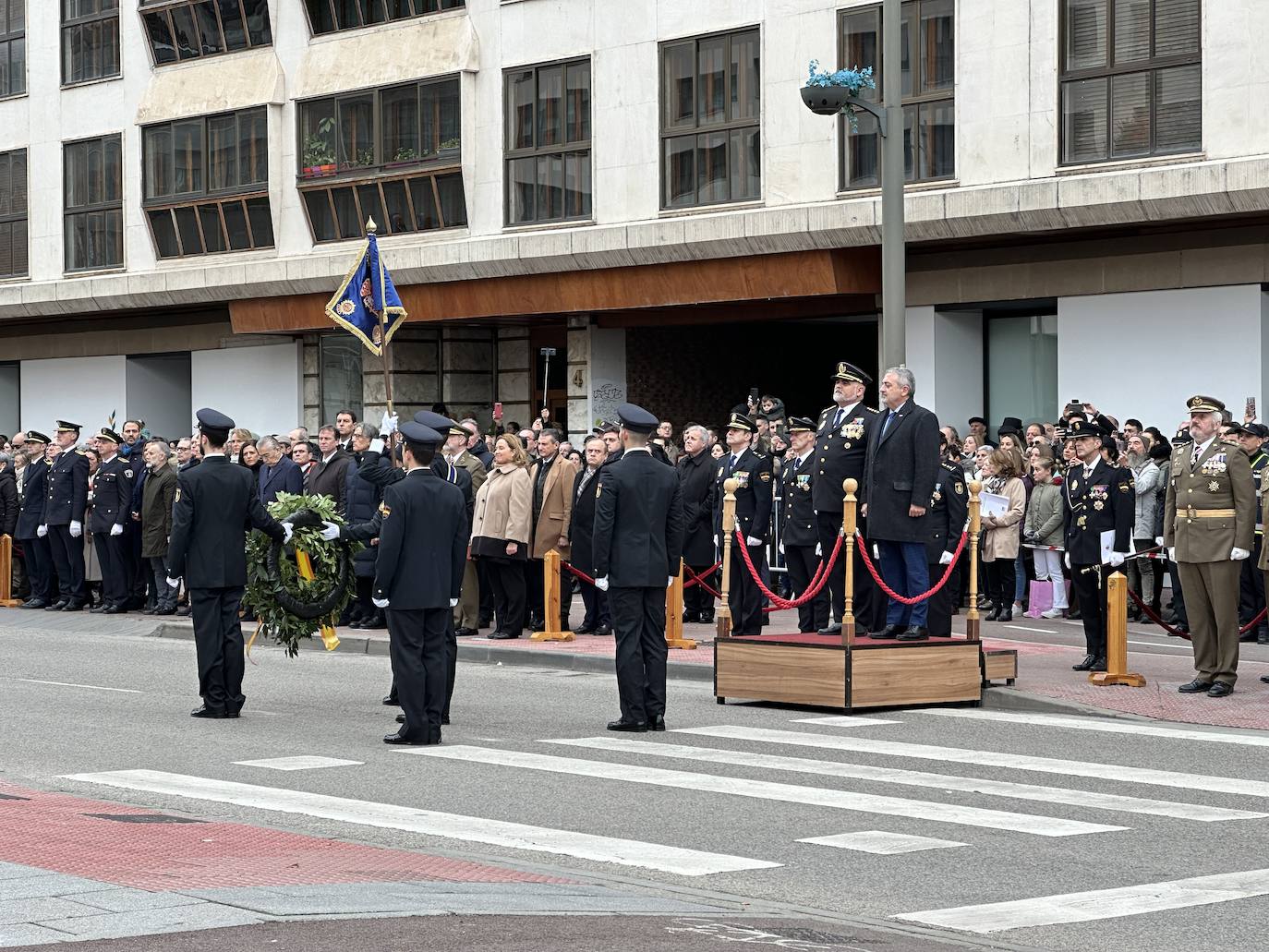 El izado de bandera en Burgos por el bicentenario de la Policía Nacional, en imágenes