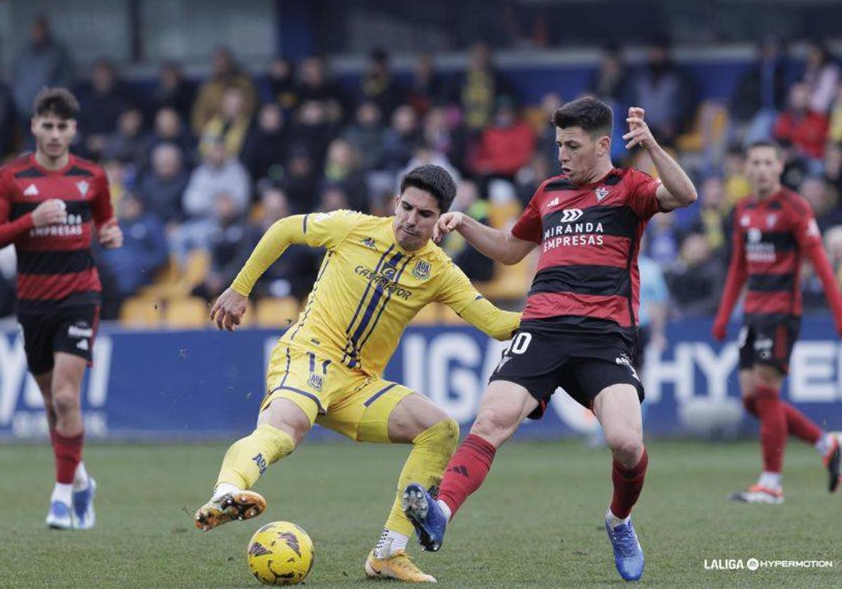 Dos jugadores disputan la posesión en el choque entre el Alcorcón y el Mirandés este sábado en Santo Domingo