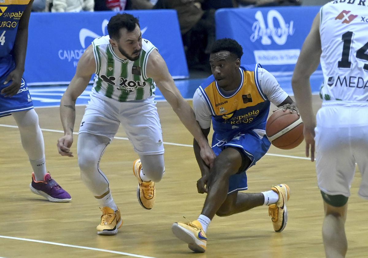 Imagen principal - Encuentro entre el Longevida San Pablo Burgos y el Real Betis Baloncesto. 