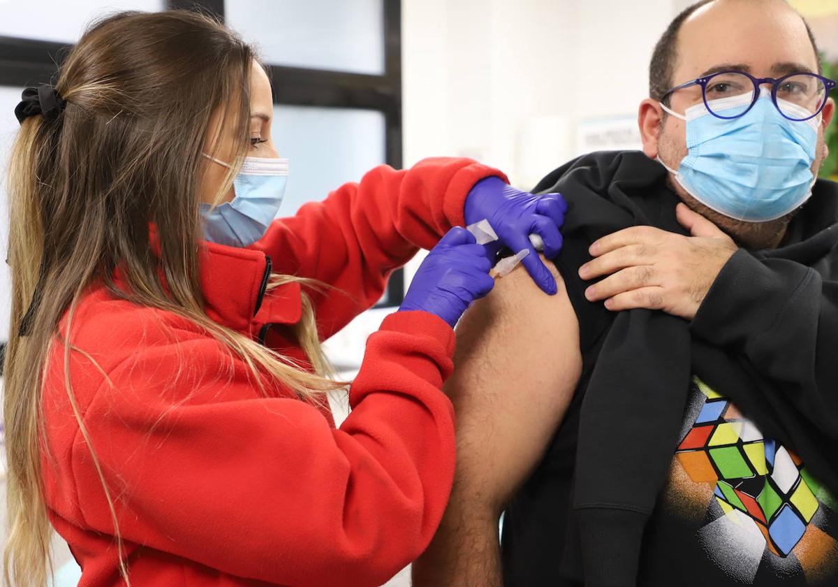 Un hombre se vacuna contra la gripe en Burgos.