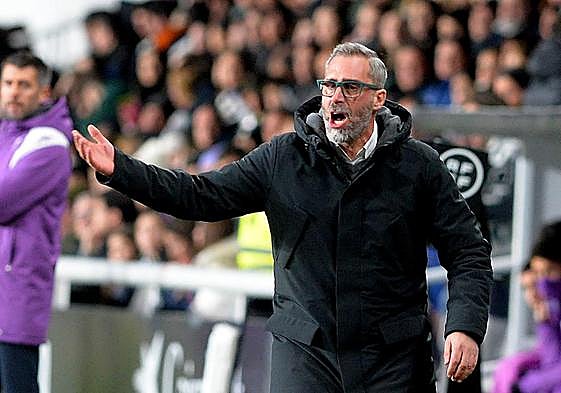 El entrenador del Burgos CF, Jon Pérez Bolo, da instrucciones desde la banda de El Plantío