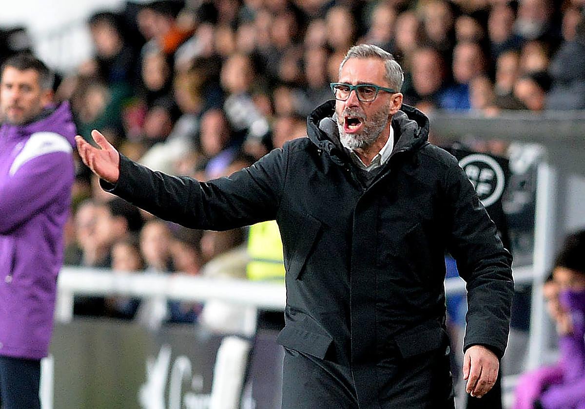 El entrenador del Burgos CF, Jon Pérez Bolo, da instrucciones desde la banda de El Plantío