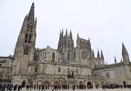 Colas para conseguir las entradas de las visitas nocturnas a la Catedral de Burgos.
