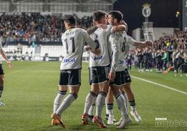 Jugadores del Burgos CF celebran la consecución de un tanto.