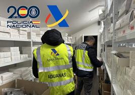 Inspección de Policía Nacional en el almacén donde se ha realizado una de las doce inspecciones en las que se han incautado 719 artículos de óptica falsificados