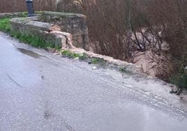 Así ha quedado el puente medieval de Roa tras el impacto de un vehículo este miércoles