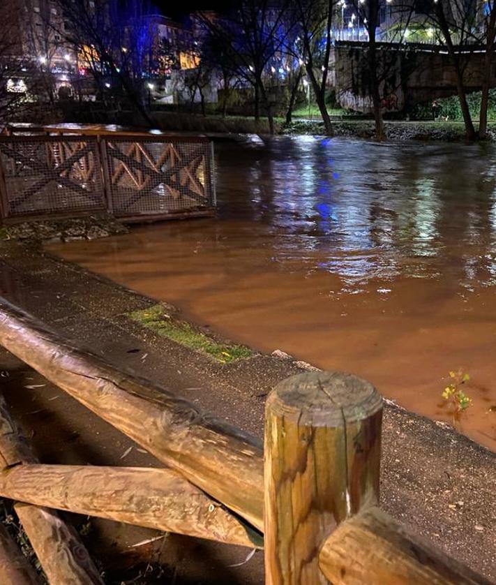 Imagen secundaria 2 - El Bañuelos y el Duero a su paso por Aranda este miércoles por la noche.