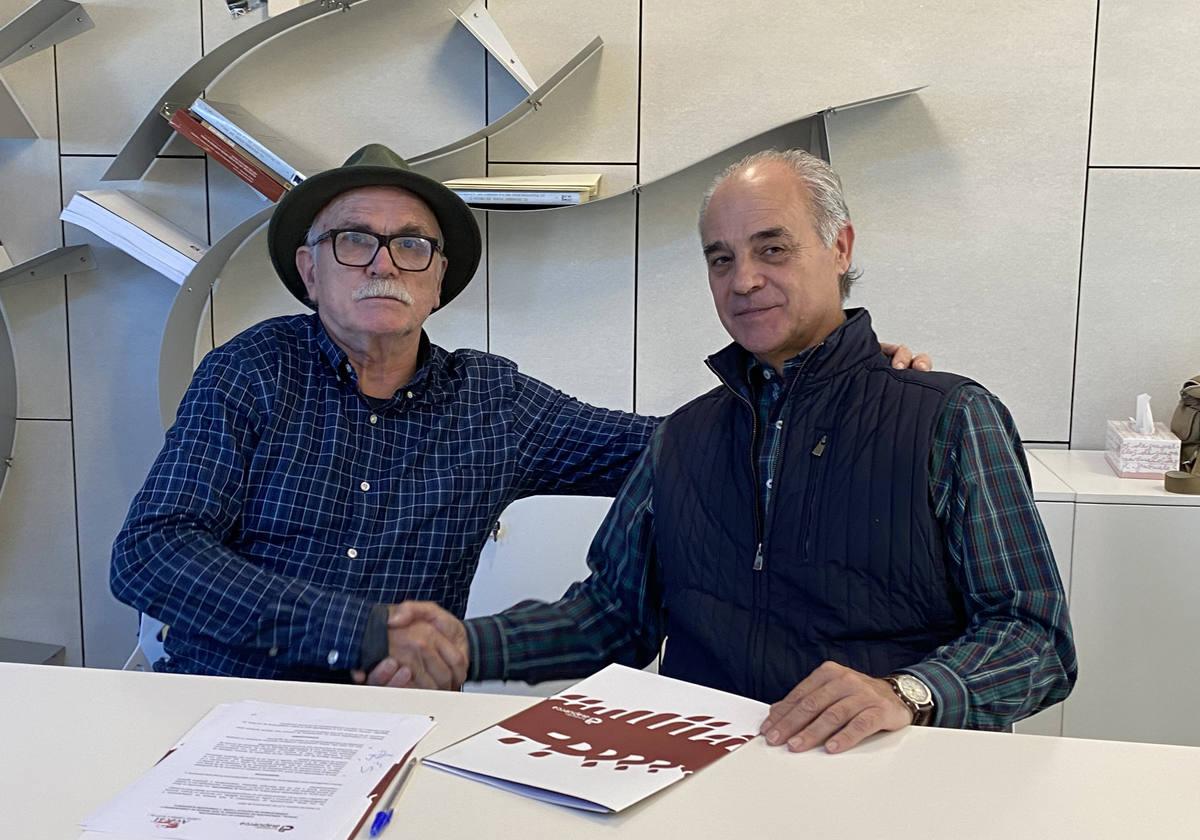 Eudald Carbonell (Fundación Atapuerca) y Rafael Pizarro (AVECAL), tras la firma del convenio.