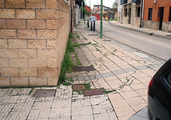 No sólo las casas, las calles también sufren hundimientos debido a las filtraciones.